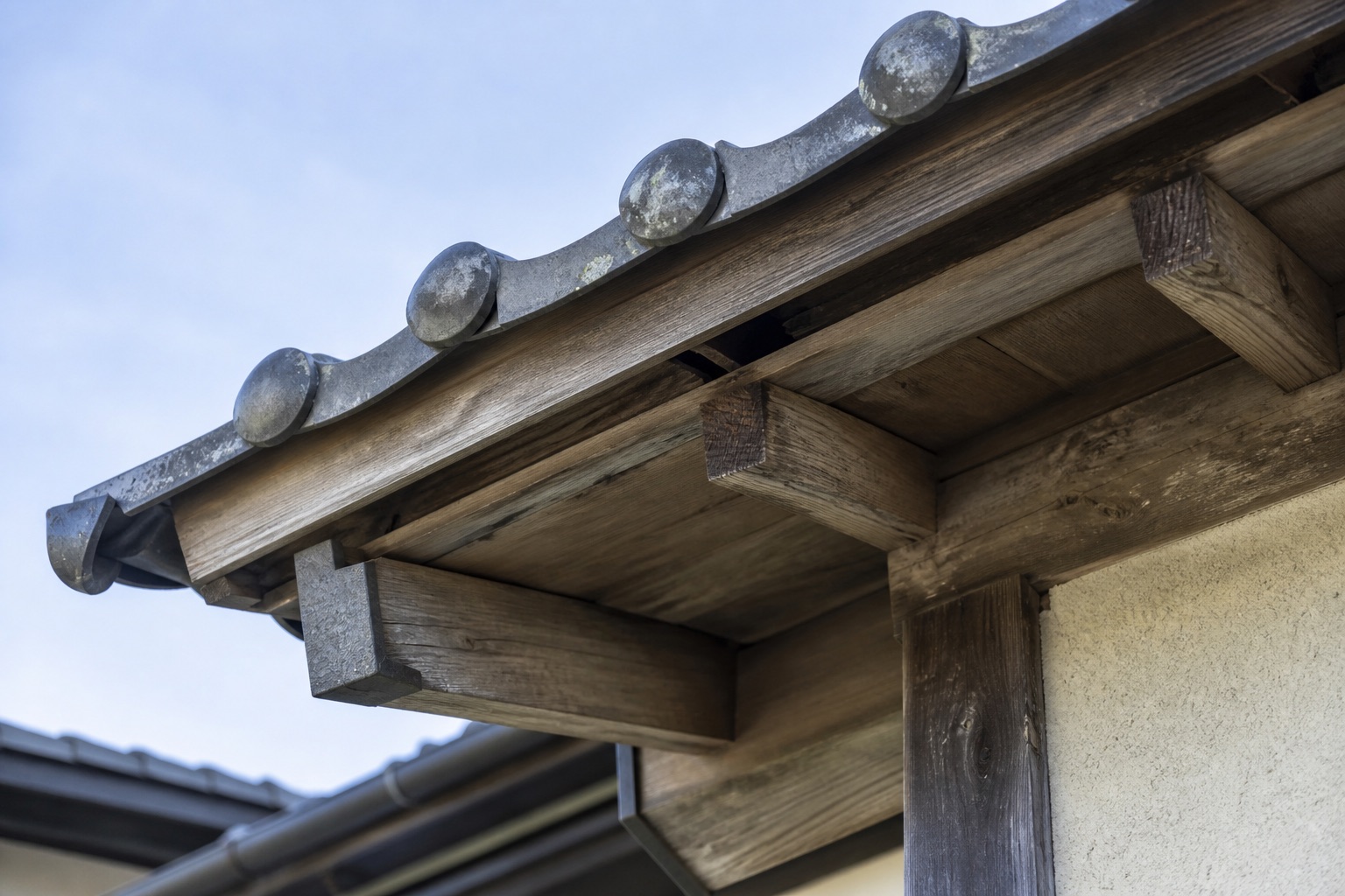 木造住宅の軒と屋根の継ぎ目。説明用の生成イメージ